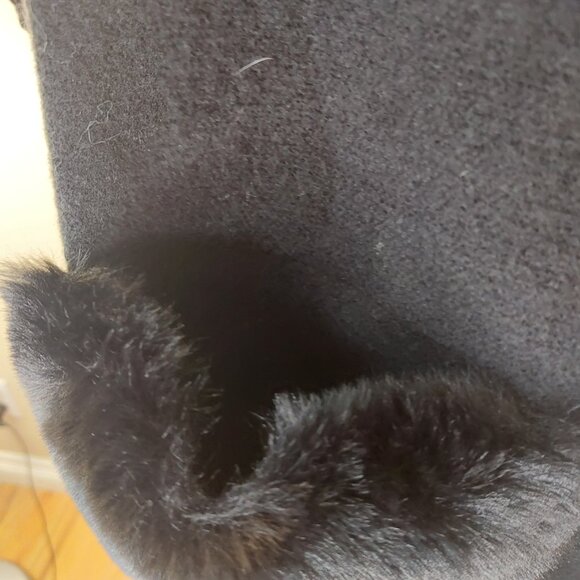 Cozy Black Winter Scarf with Faux Fur Pockets - Picture 7 of 11